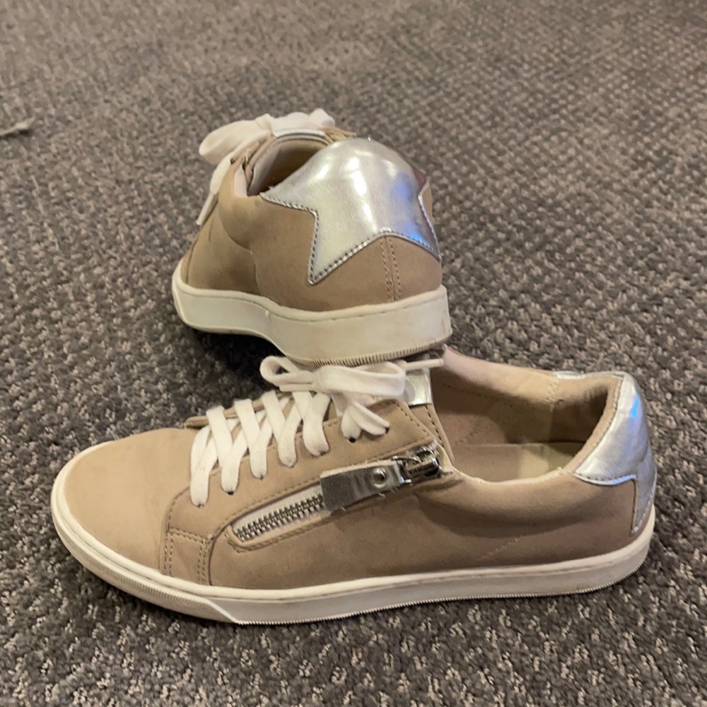 Steve Madden Stealthh sneaker shoe tan with silver star detail size 7